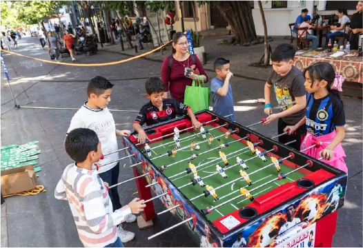 Niños jugando futbolito en la feria