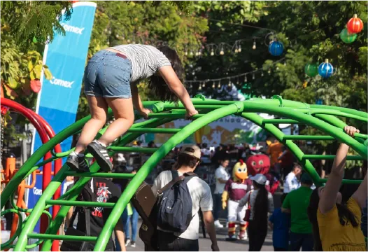 Niños en los juegos del parque