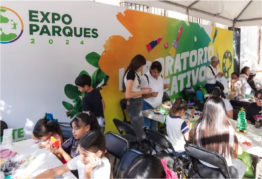 Niños pintando en el laboratorio creativo