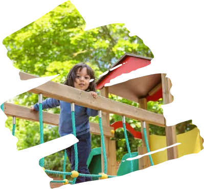 Niña jugando en los juegos de un parque